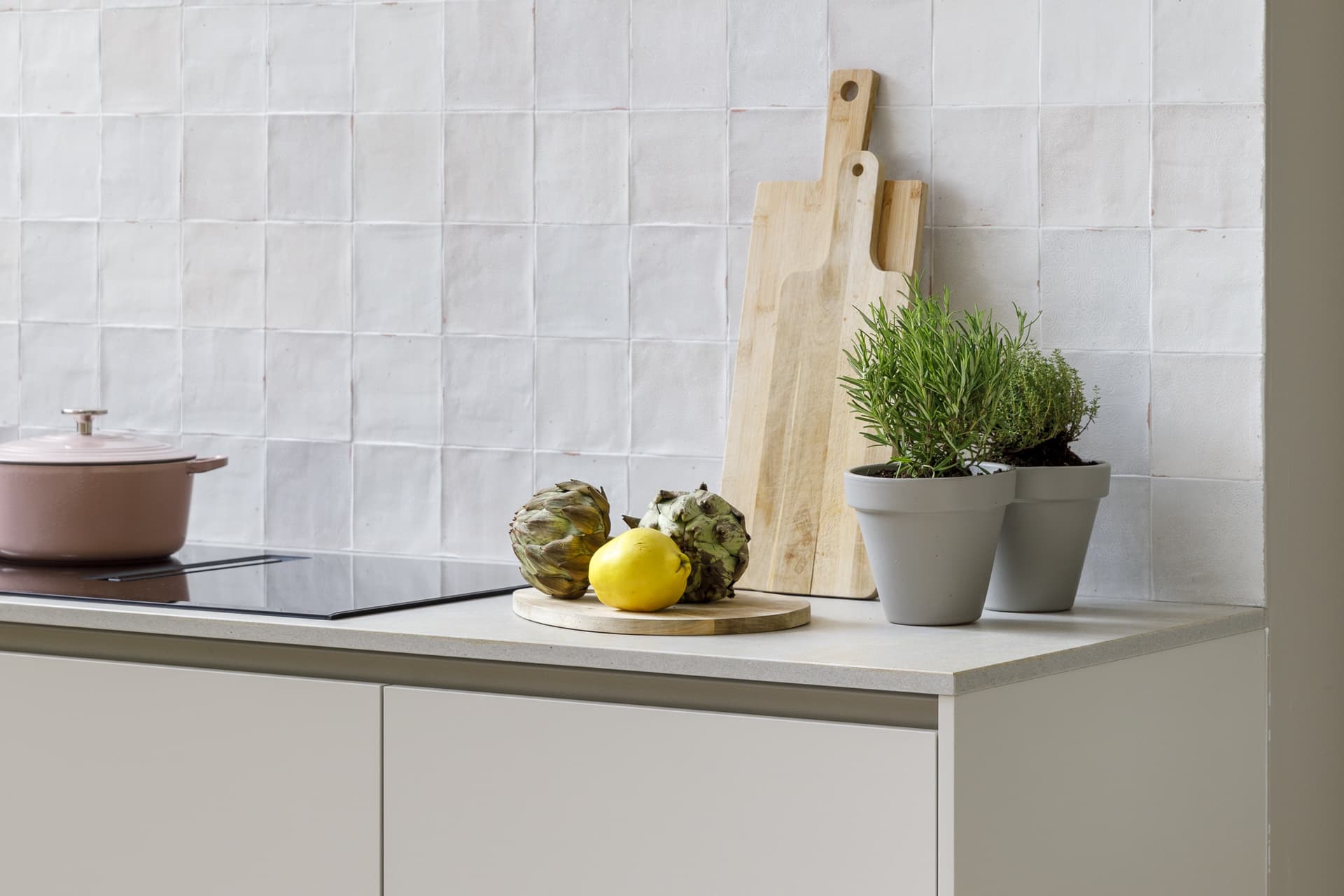 Beige greeploze keuken met witte vierkante wandtegels