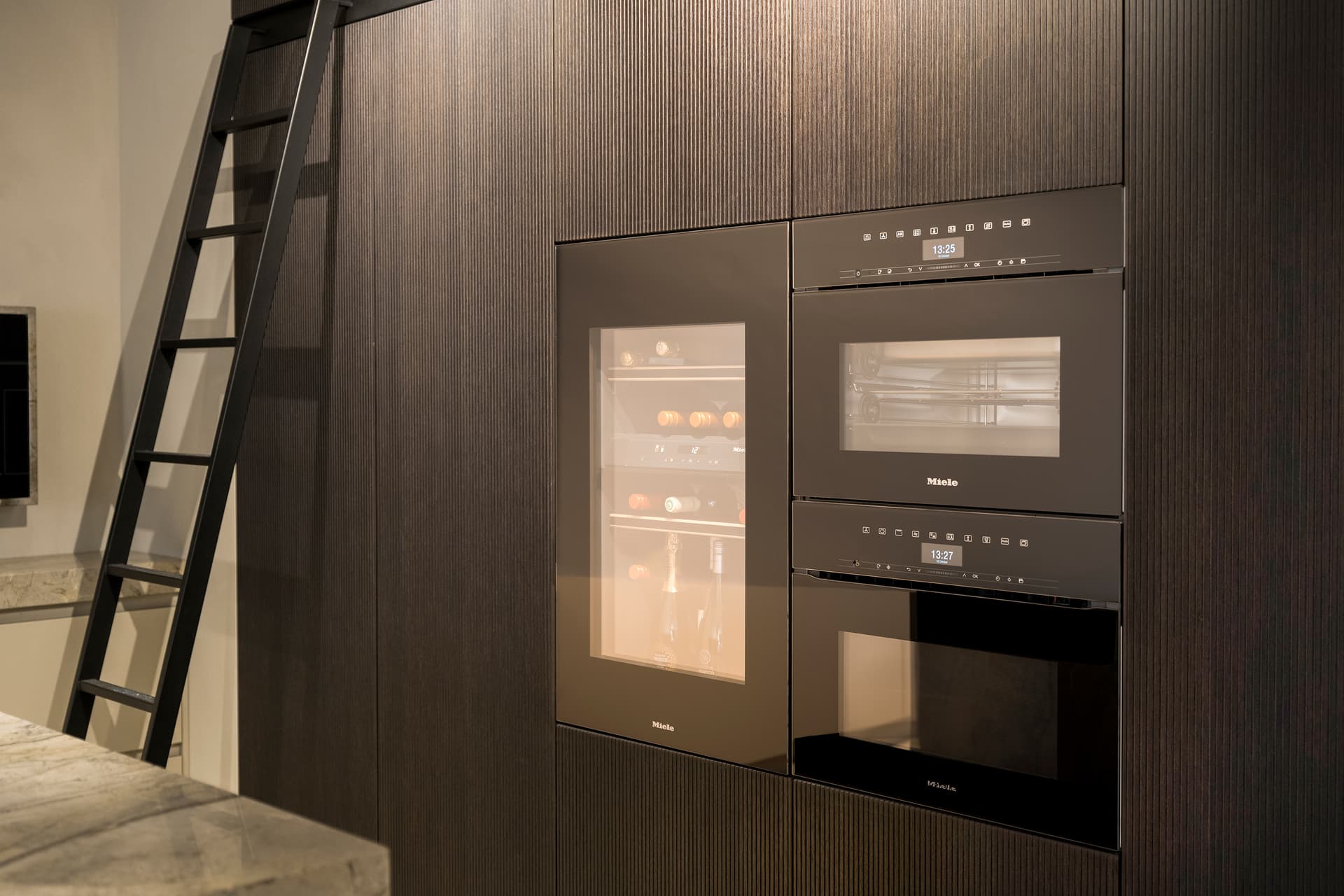 Miele apparatuur en donker houten fronten