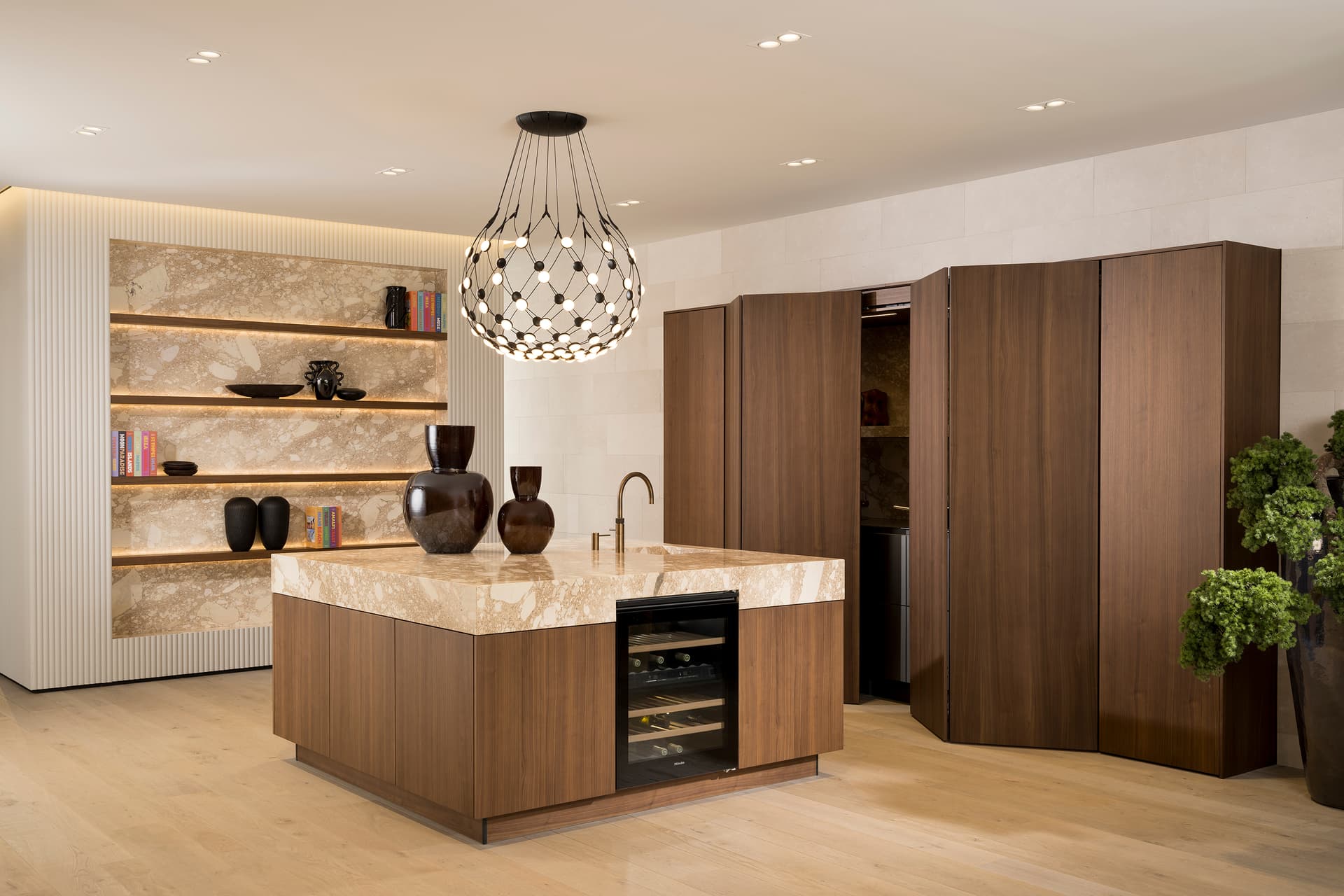 Keuken met kookeiland en kastenwand