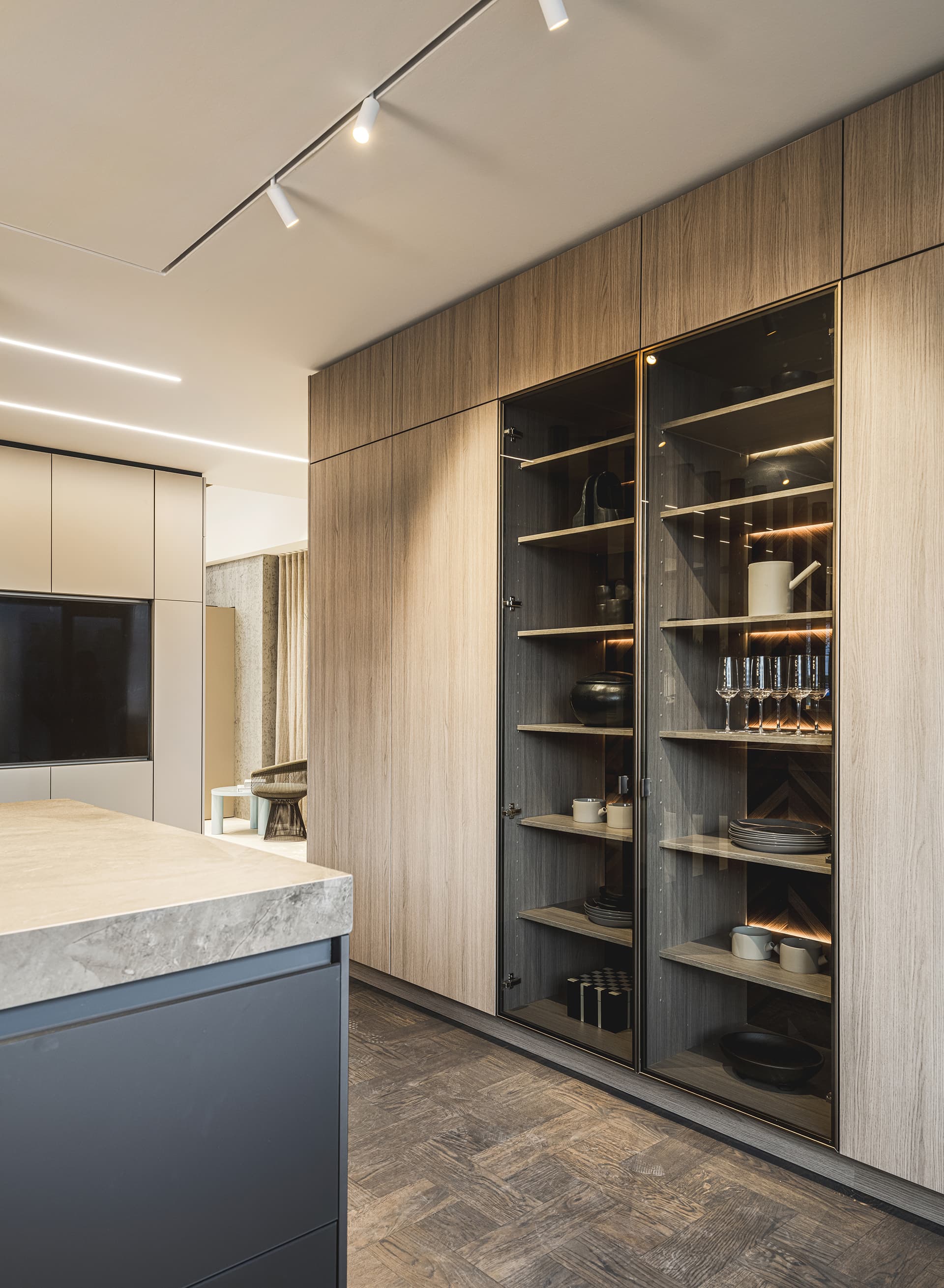 Hoge kastenwand met vitrinekast