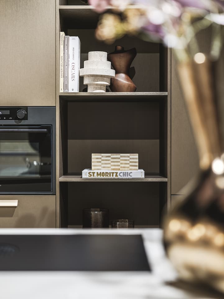 Kastenwand brown steel dé keuken van het jaar