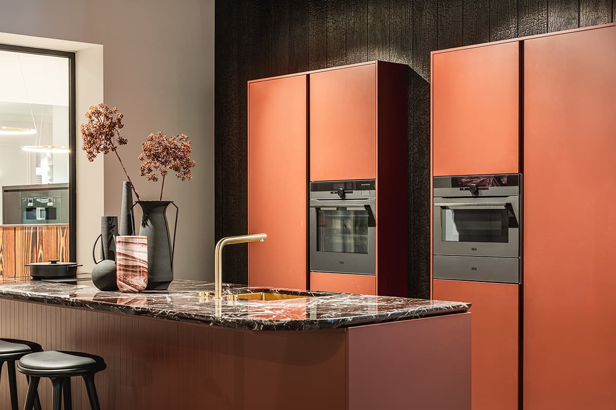 Rode-eilandkeuken-met-bar-en-kastenwand