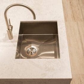 Rvs kraan en spoelbak Tambre eiken Japandi stijl keuken