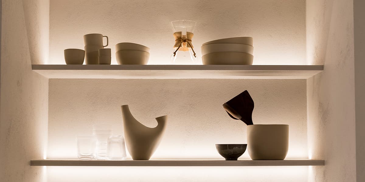 Kastenwand-met-verlichting-en-woonaccessoires