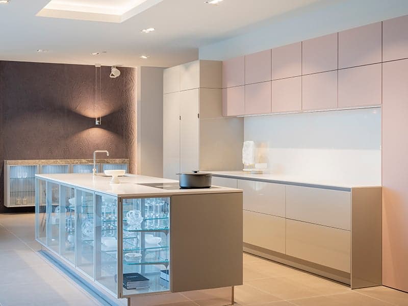 Lichte-eilandkeuken-met-glaskasten