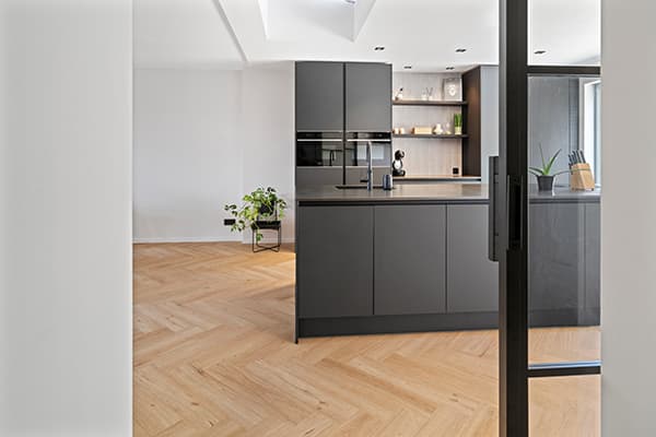 Overzicht keuken vanuit gang