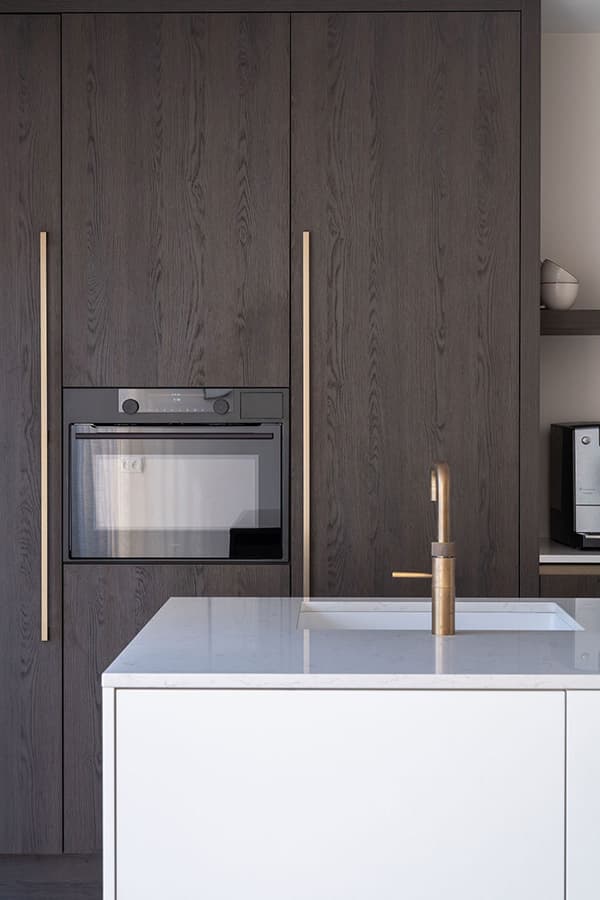 Kastenwand houtlook donkerbruin met bronzen grepen