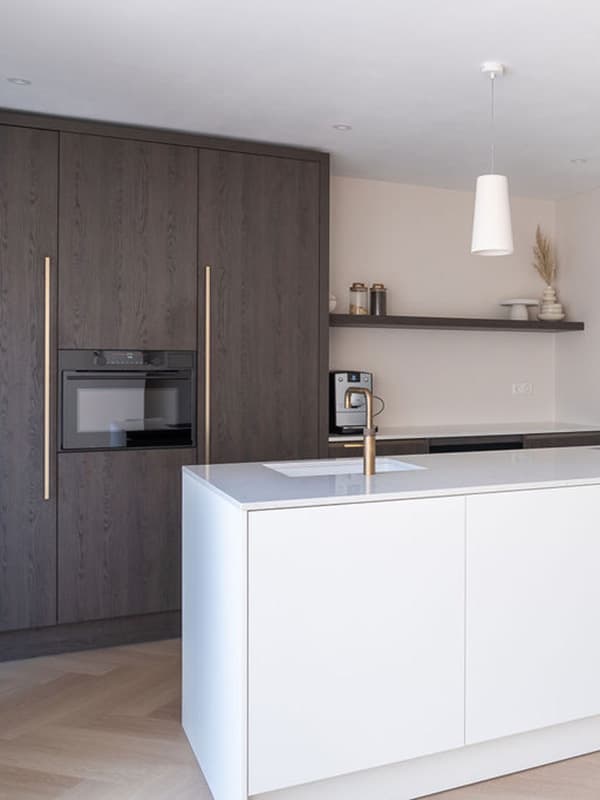 Overzicht moderne donker houtlook keuken met kookeiland