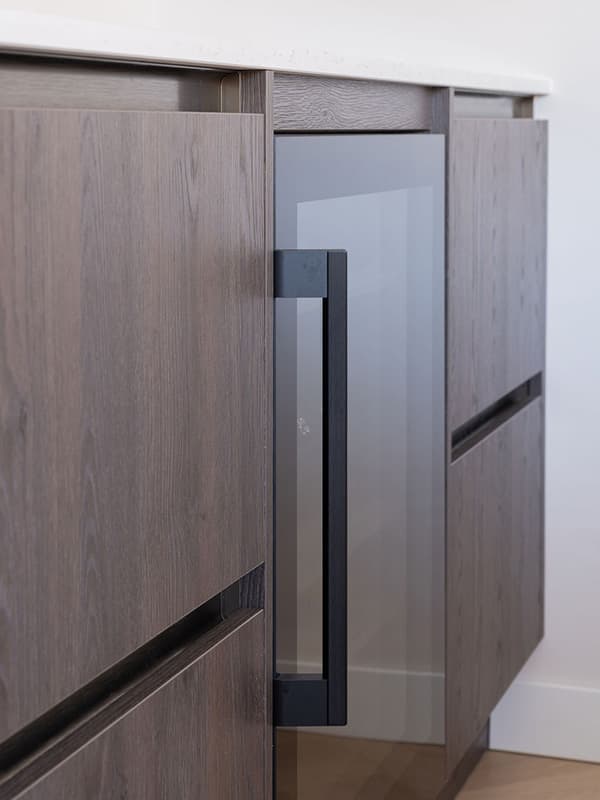 Wijnklimaatkast Siemens in donker houtlook keuken.jpg