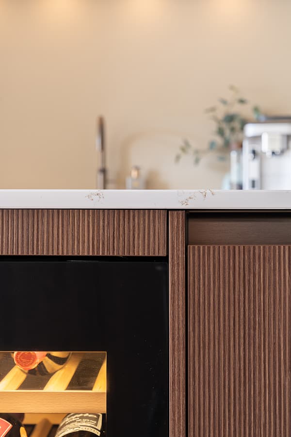 3D Ribbelfront met wijnklimaatkast moderne keuken
