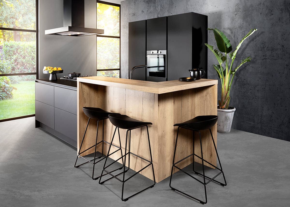 Moderne keuken met houten bar