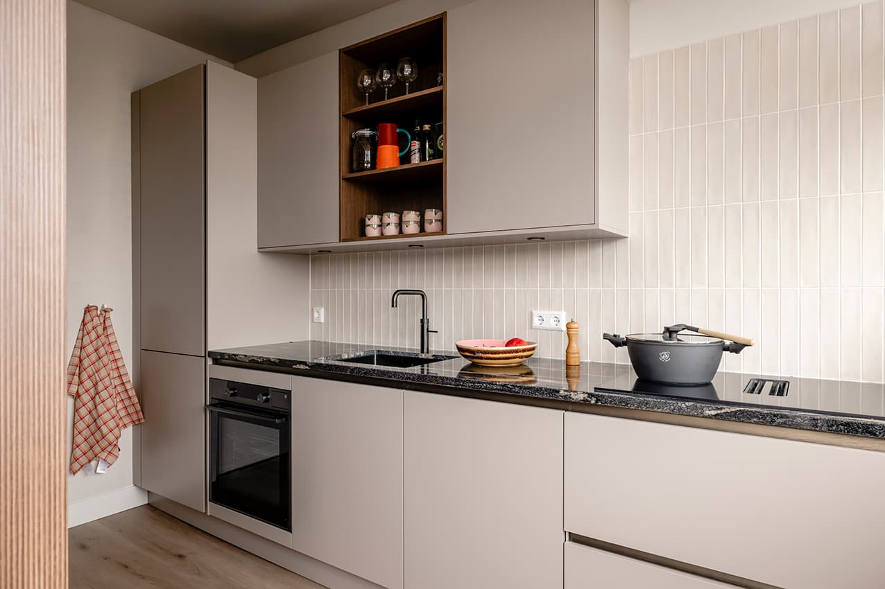 Rechte-keuken-taupe-met-greeplijsten
