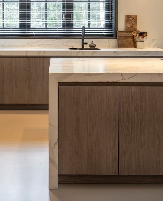 Dekton-werkblad-in-marmerlook-en-eikenhout-fronten.jpg