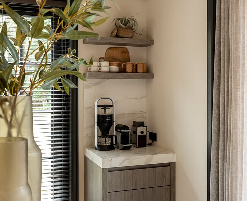 Koffiecorner-in-hoek-van-keuken-met-doorlopend-werkblad.jpg