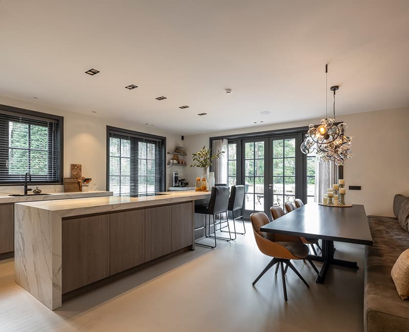 Overzicht-van-scandinavisch-interieur-met-kookeiland.jpg
