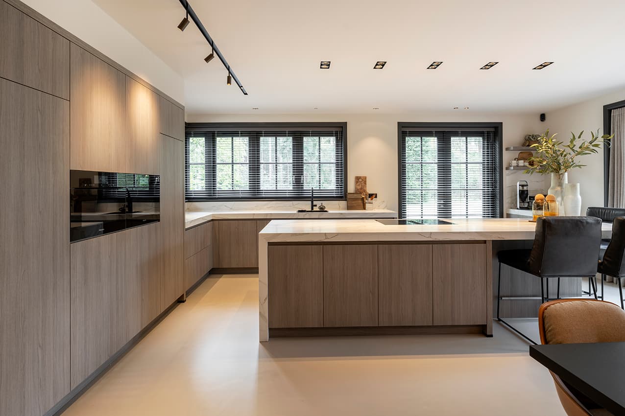 Van-woonvilla-naar-droomvilla-luxe-designkeuken-Huizen