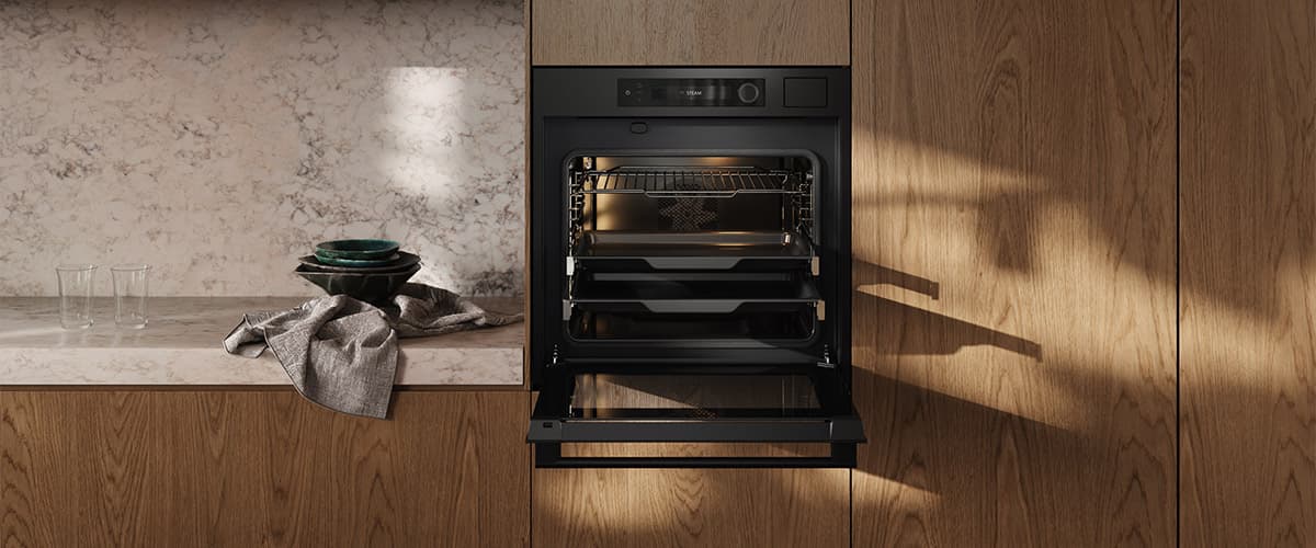 Stoomoven-zwart-in-houten-keuken