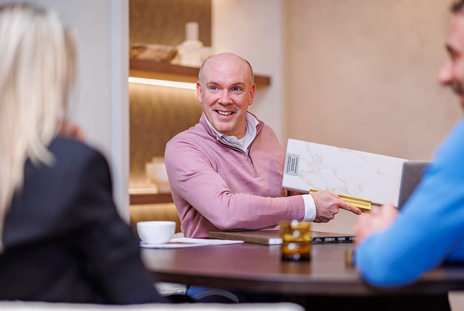 Verkoper-Mandemakers-in-gesprek-met-klanten-over-keukendesign