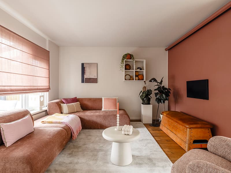 gestylde-woning-met-beamer-en-bank-voor-raam.jpg