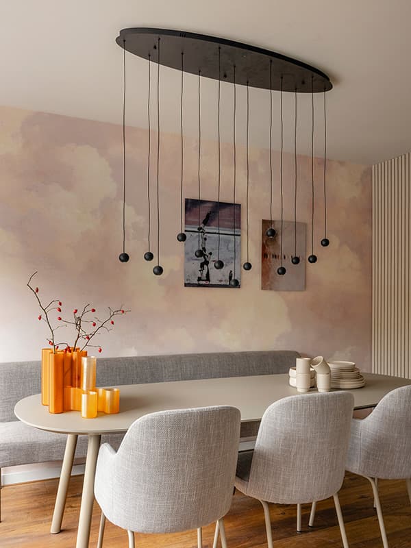 Gezellig-eettafel-met-warme-kleuren