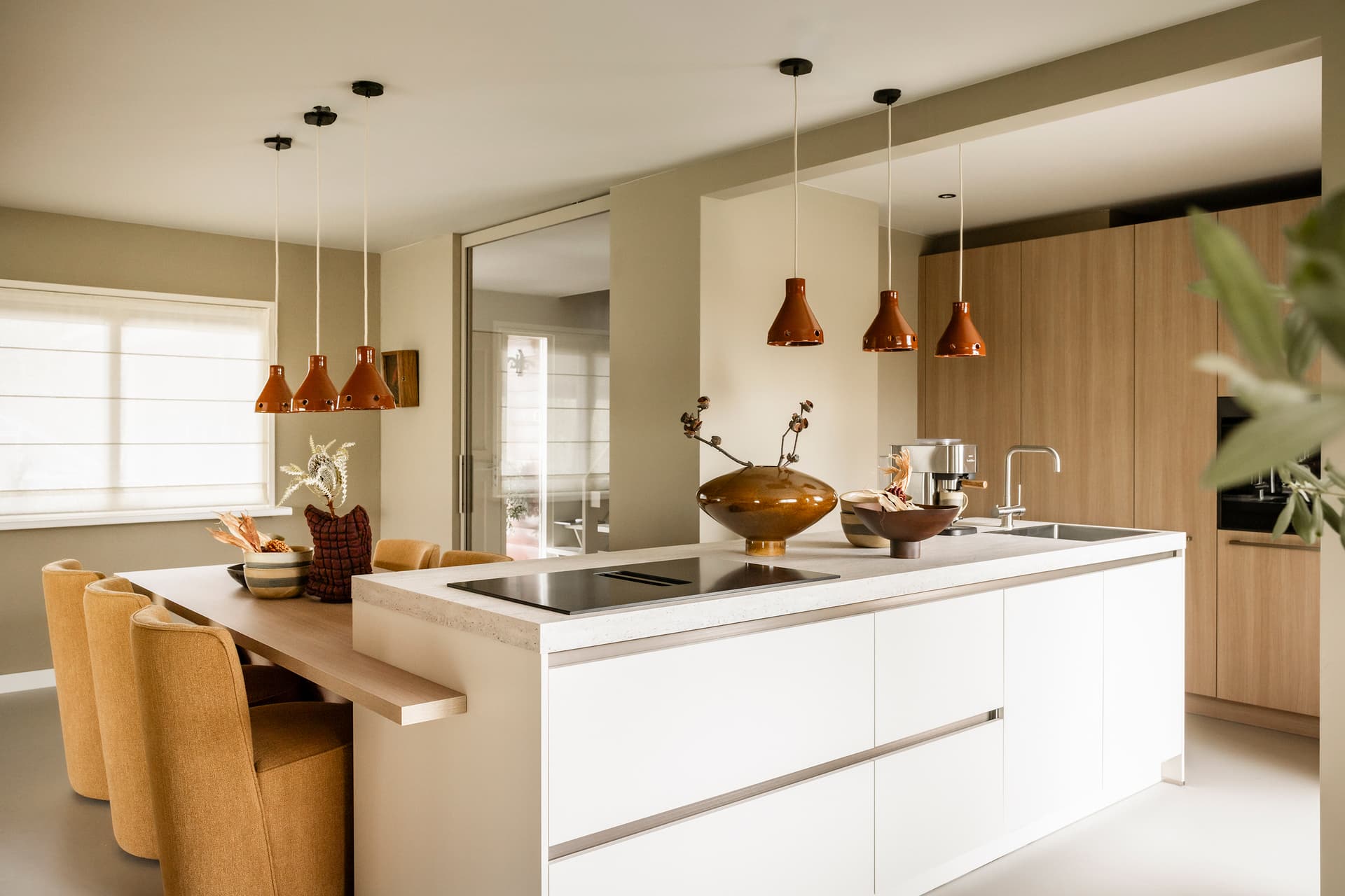 Eilandkeuken met kastenwand en eettafel