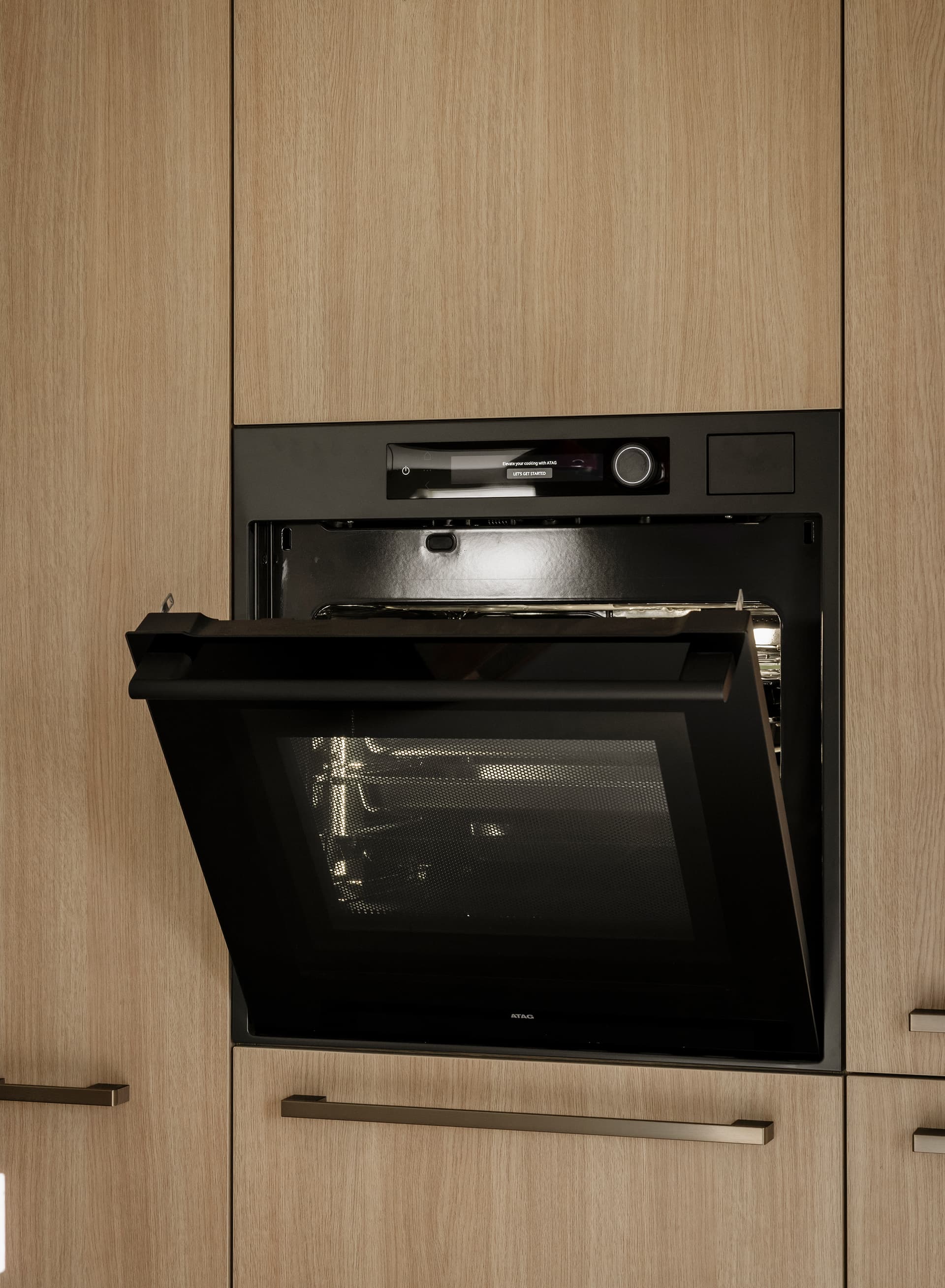 Inbouw-oven-in-kastenwand-met-houten-fronten