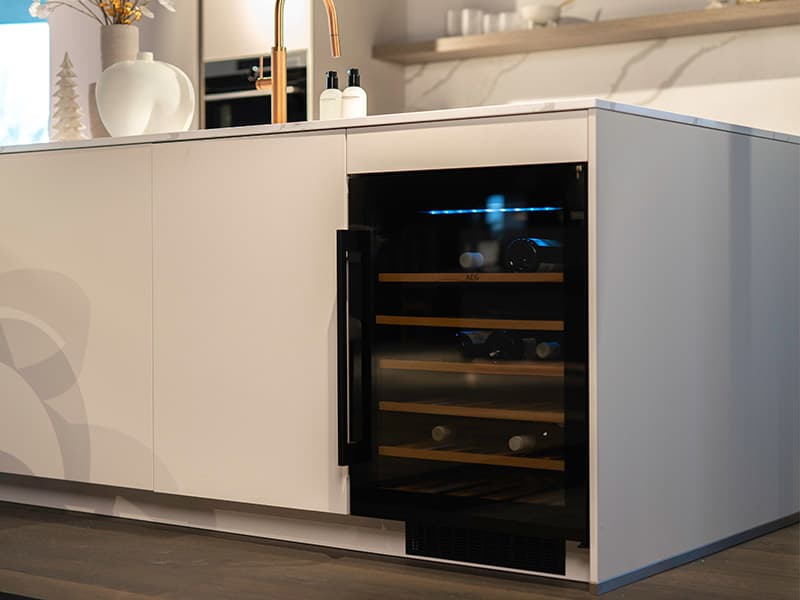 AEG-wijnklimaatkast-in-witte-keuken-met-kookeiland