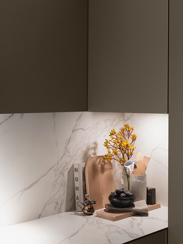 Beige-hoekkasten-in-keuken