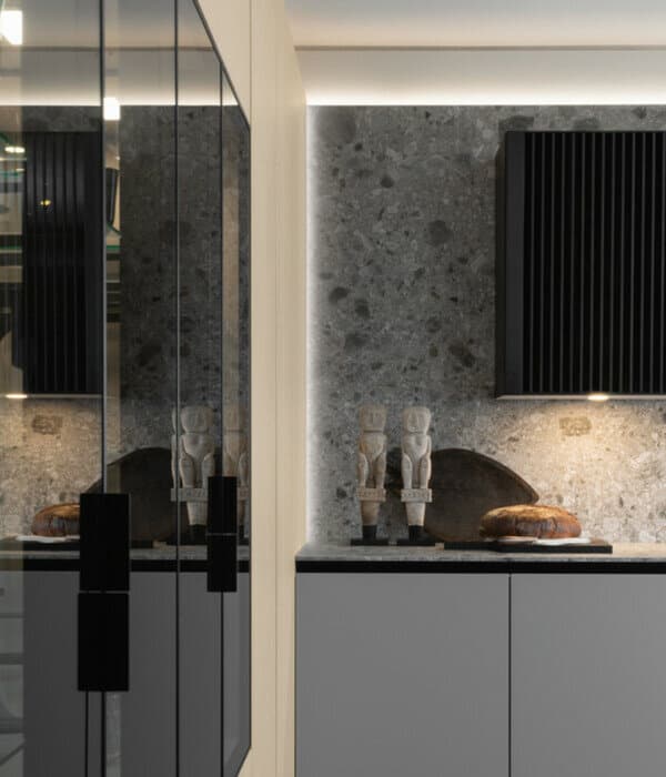 Keuken-antraciet-met-glazen-kasten