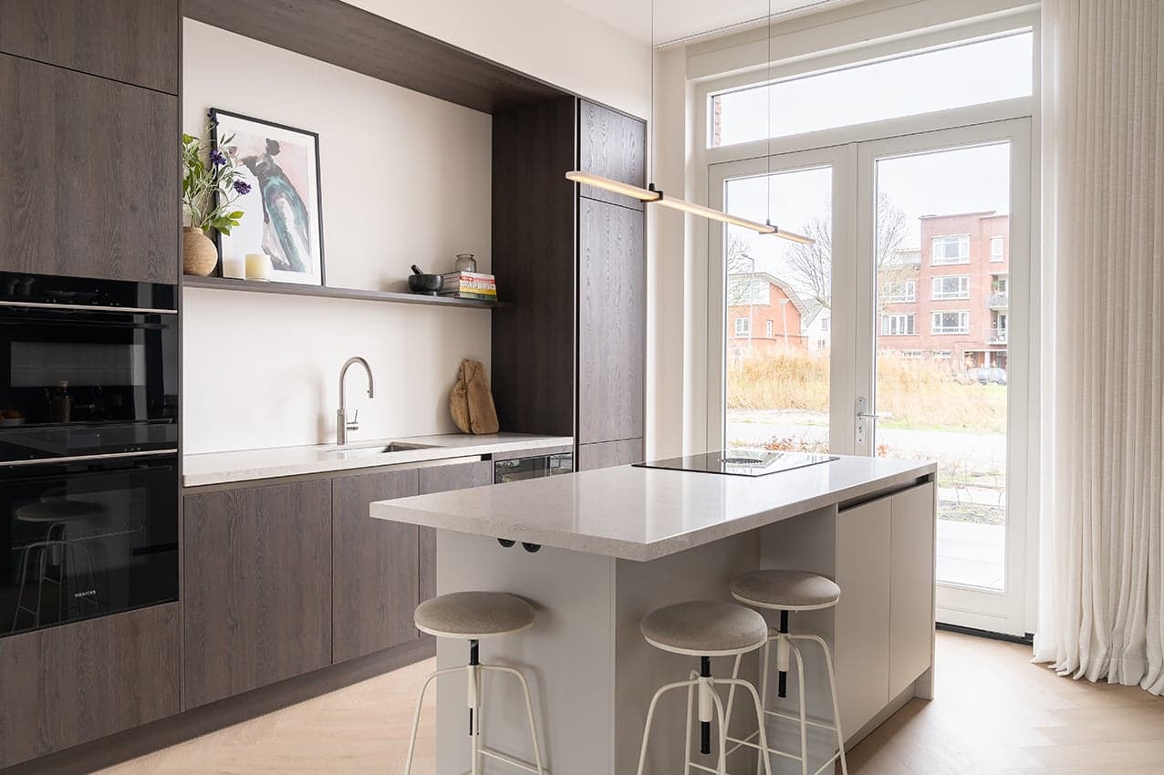 Woonkeuken-met-nis-en-houten-fronten