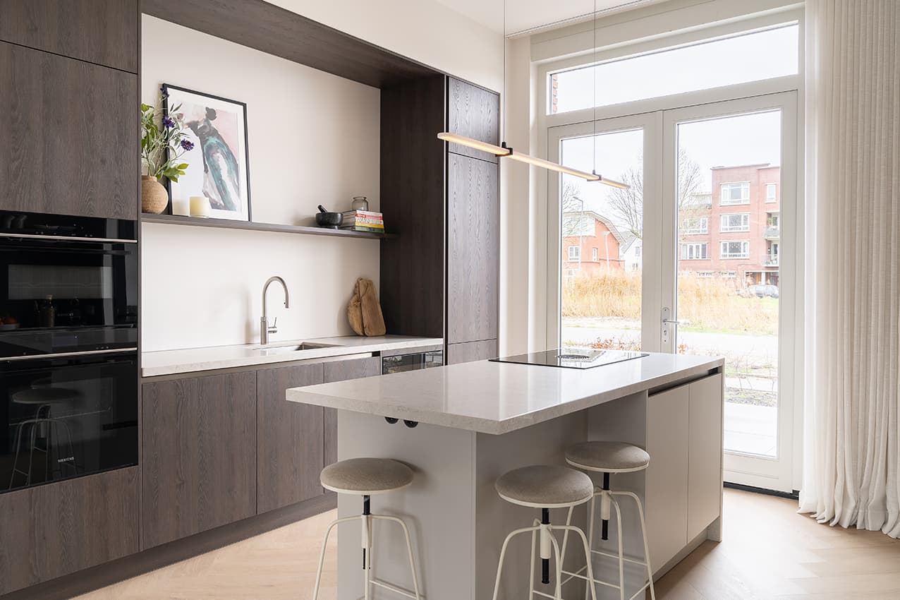 Woonkeuken-met-nis-en-houten-fronten