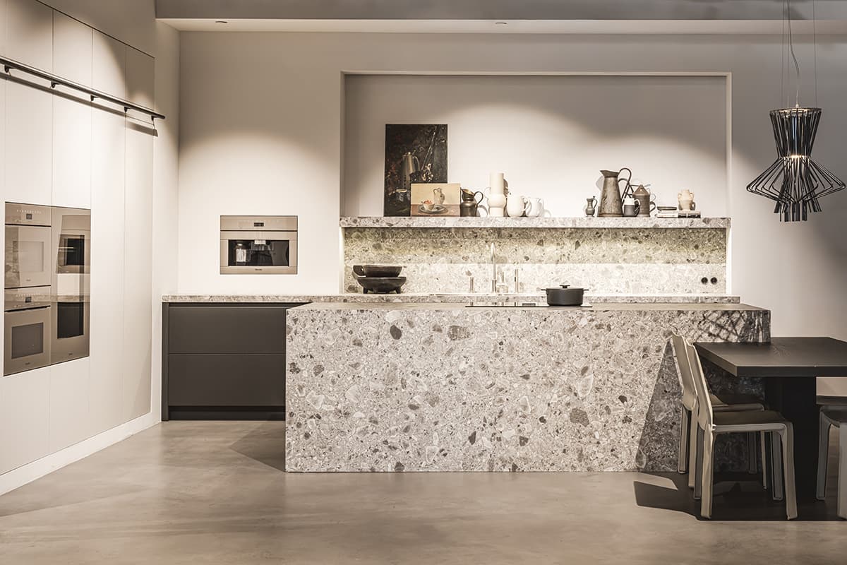 Keuken-met-terrazzo-kookeiland-en-kastenwand