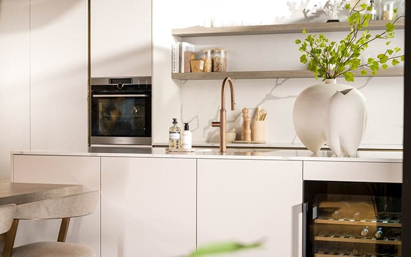 Greige-keuken-met-wijnklimaatkast