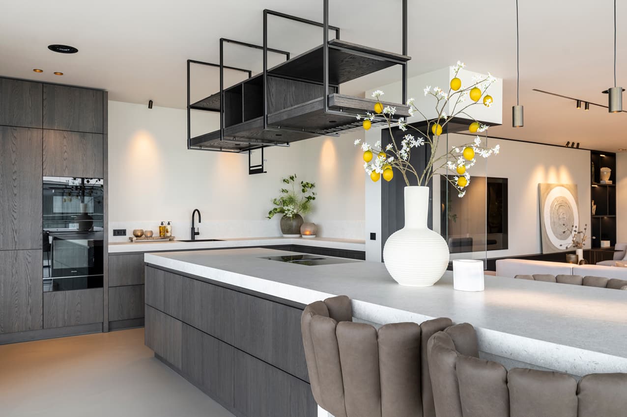 Van-woonvilla-naar-droomvilla-luxe-designkeuken-Warmond