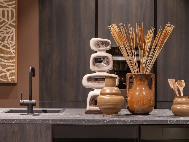 Bruine-keuken-met-terracotta-muur