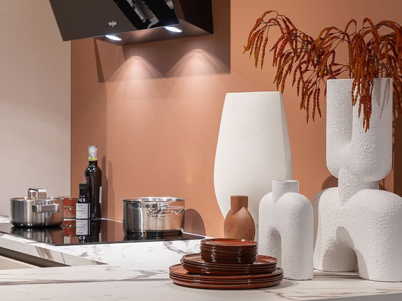 Terracotta-achterwand-in-witte-moderne-keuken