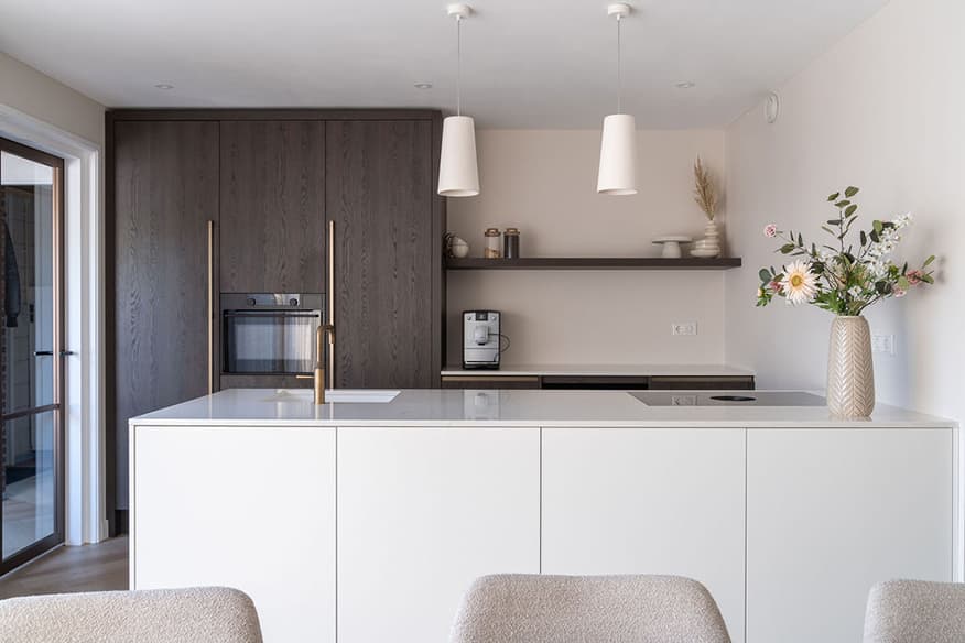 Luxe-eilandkeuken-met-wit-en-houten-fronten