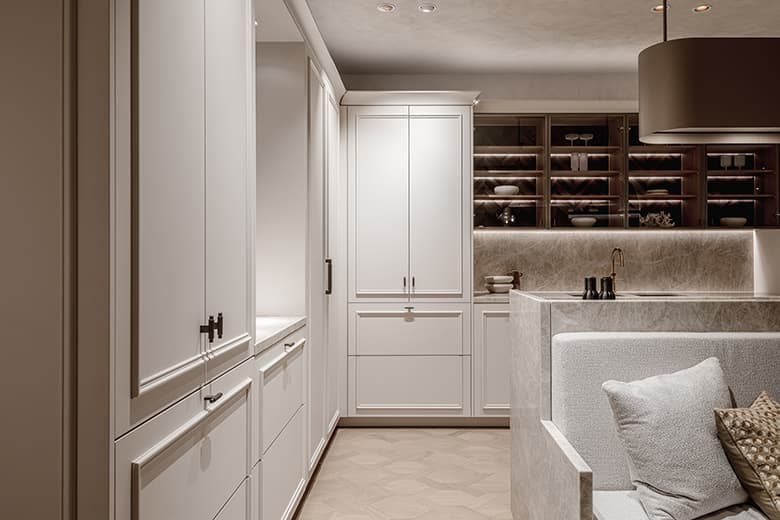 Overzicht-keuken-modern-en-luxe-geomcibneerd-met-klassiek.jpg