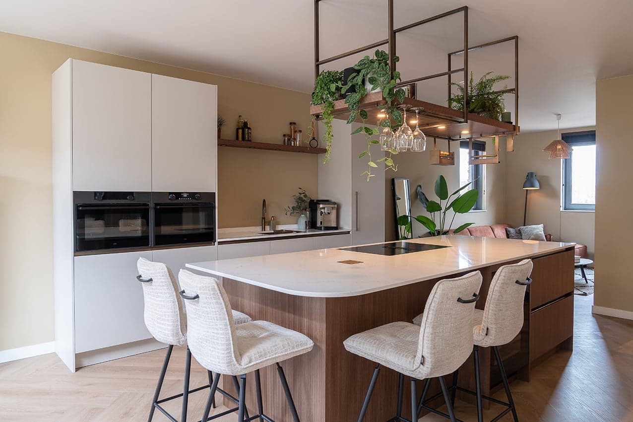 Eilandkeuken-wit-met-hout