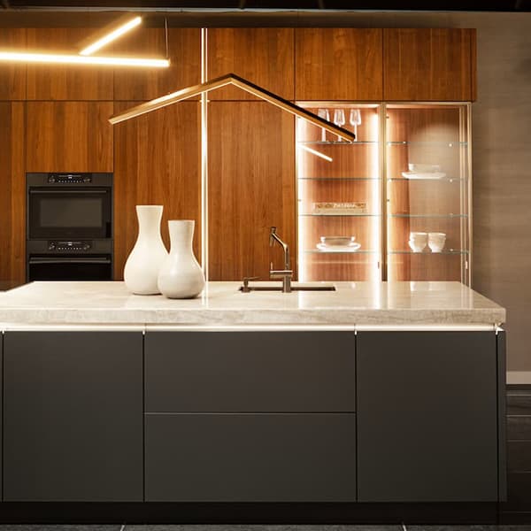 i-luminate-eilandkeuken-design-notenhout-met-grijs