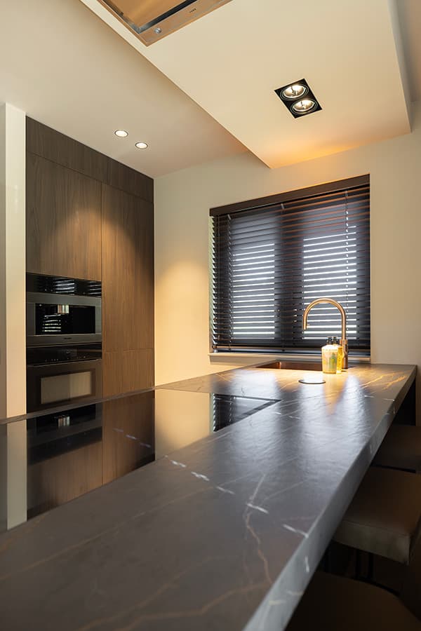 Detail-van-kookeiland-met-dekton-werkblad.jpg