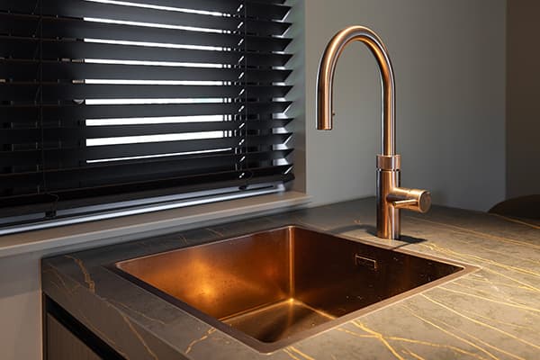 Quooker-Flex-Copper-Rose-met-vierkante-spoelbak.jpg