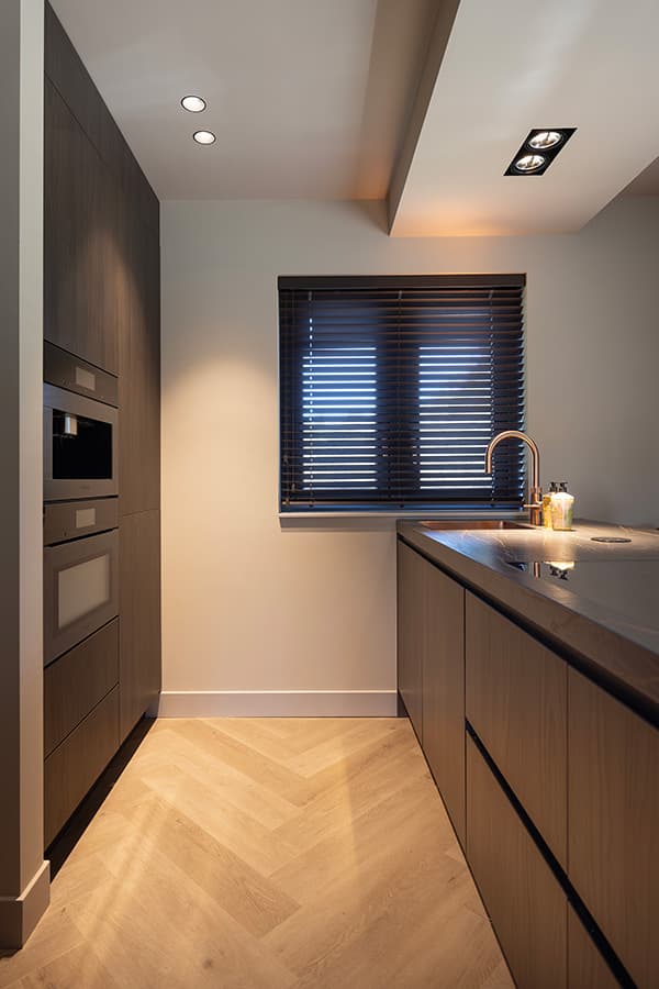 Strakke-kastenwand-in-luxe-en-tijdloze-designkeuken.jpg