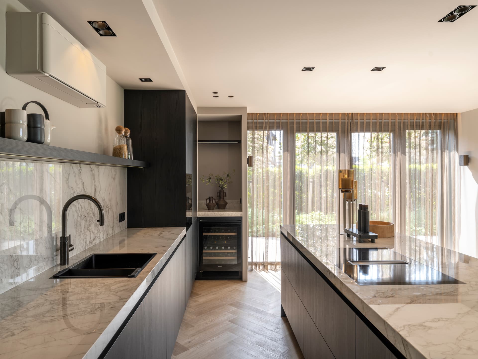 20 Designa Tucek Blaricum DeniseZwijnenPhotography .jpg Zwarte keuken