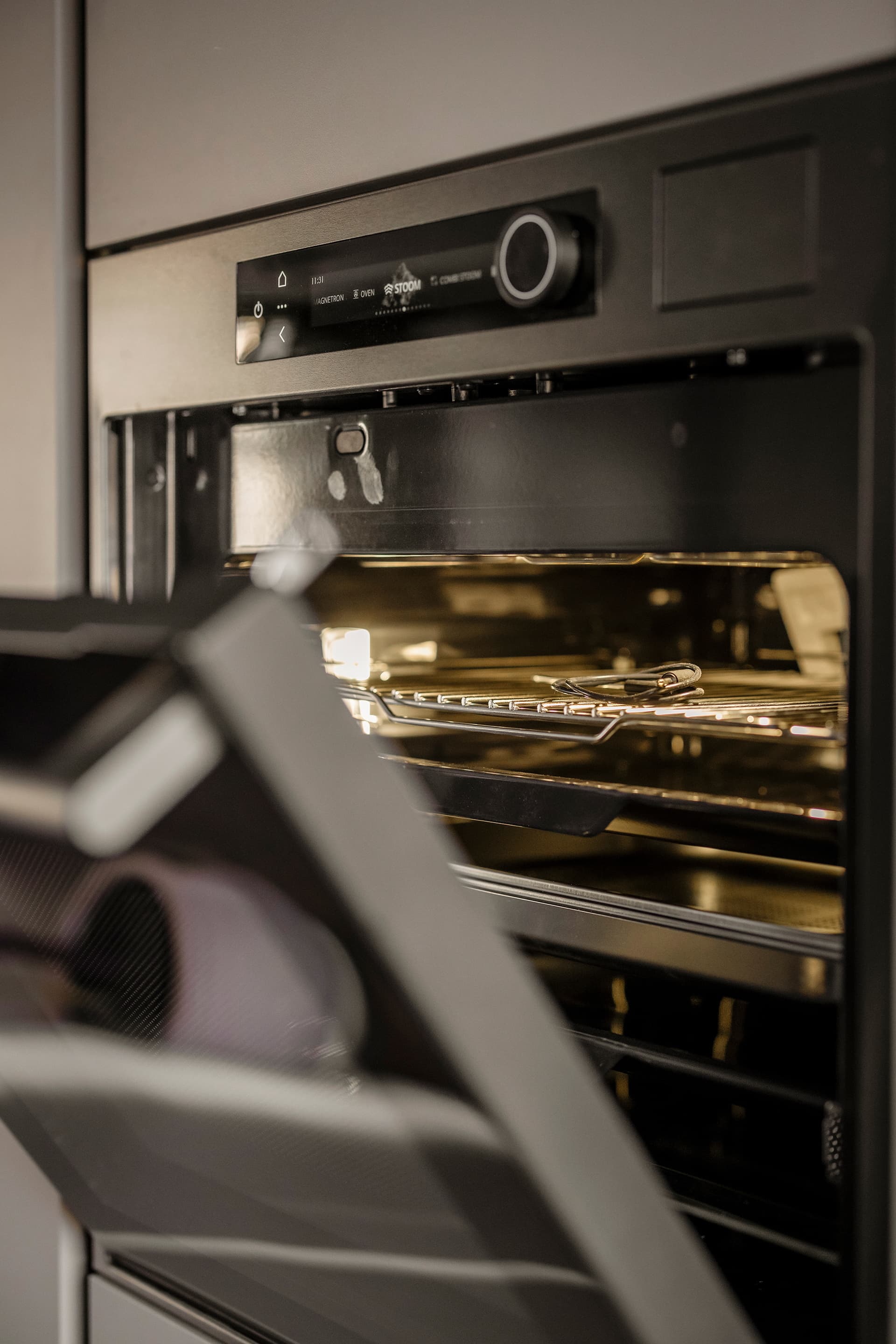 54-WVOJH-Schagen-HR-.jpg ATAG 5-in-1 oven in Black Steel