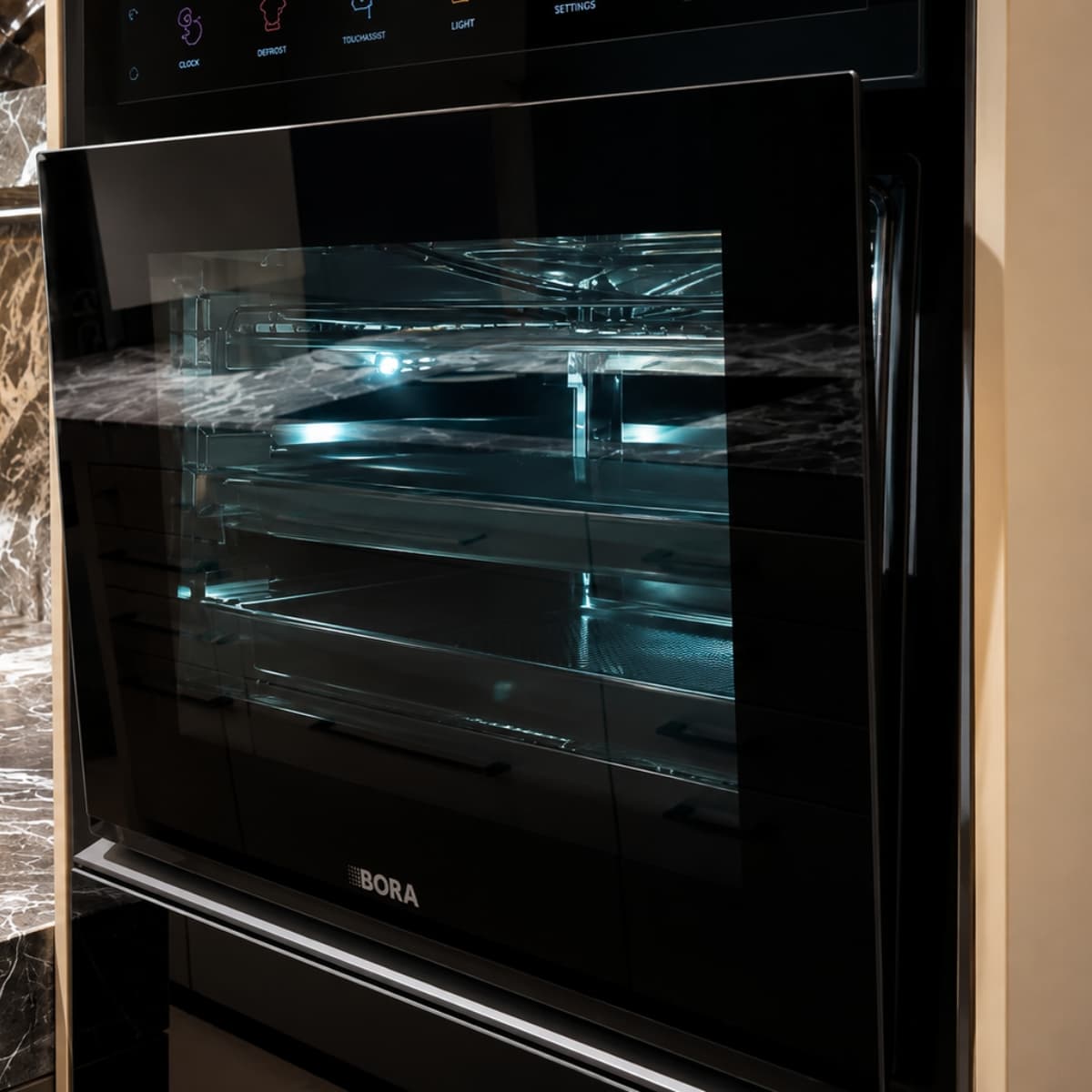 Achat apparatuur.jpg Zwarte oven in bruine keuken