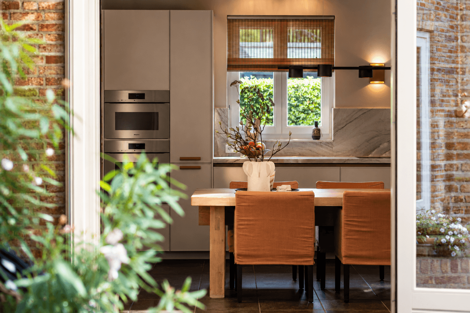 Foto genomen vanuit de tuin van rechte beige keuken