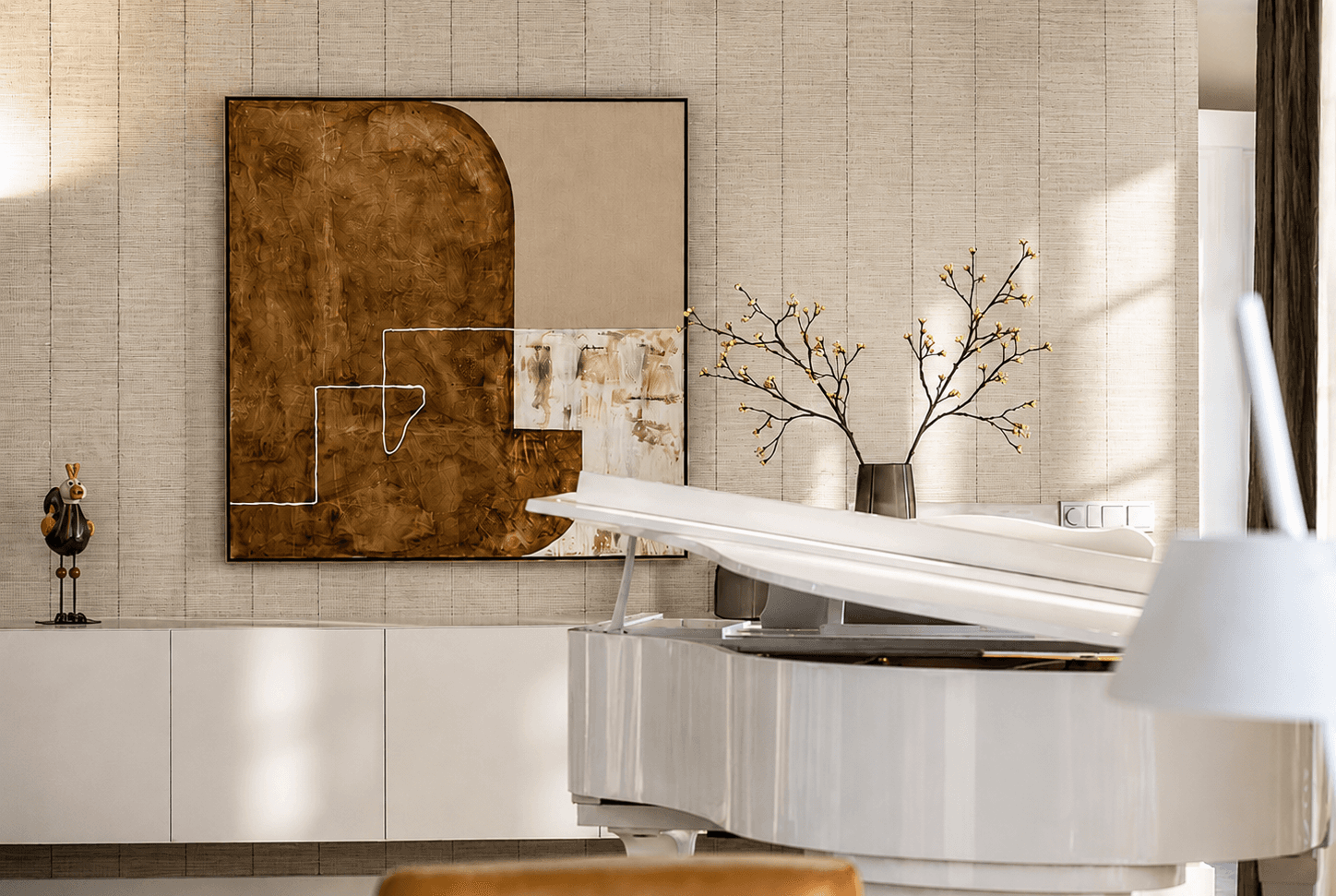 Woonkamer met een witte vleugel piano