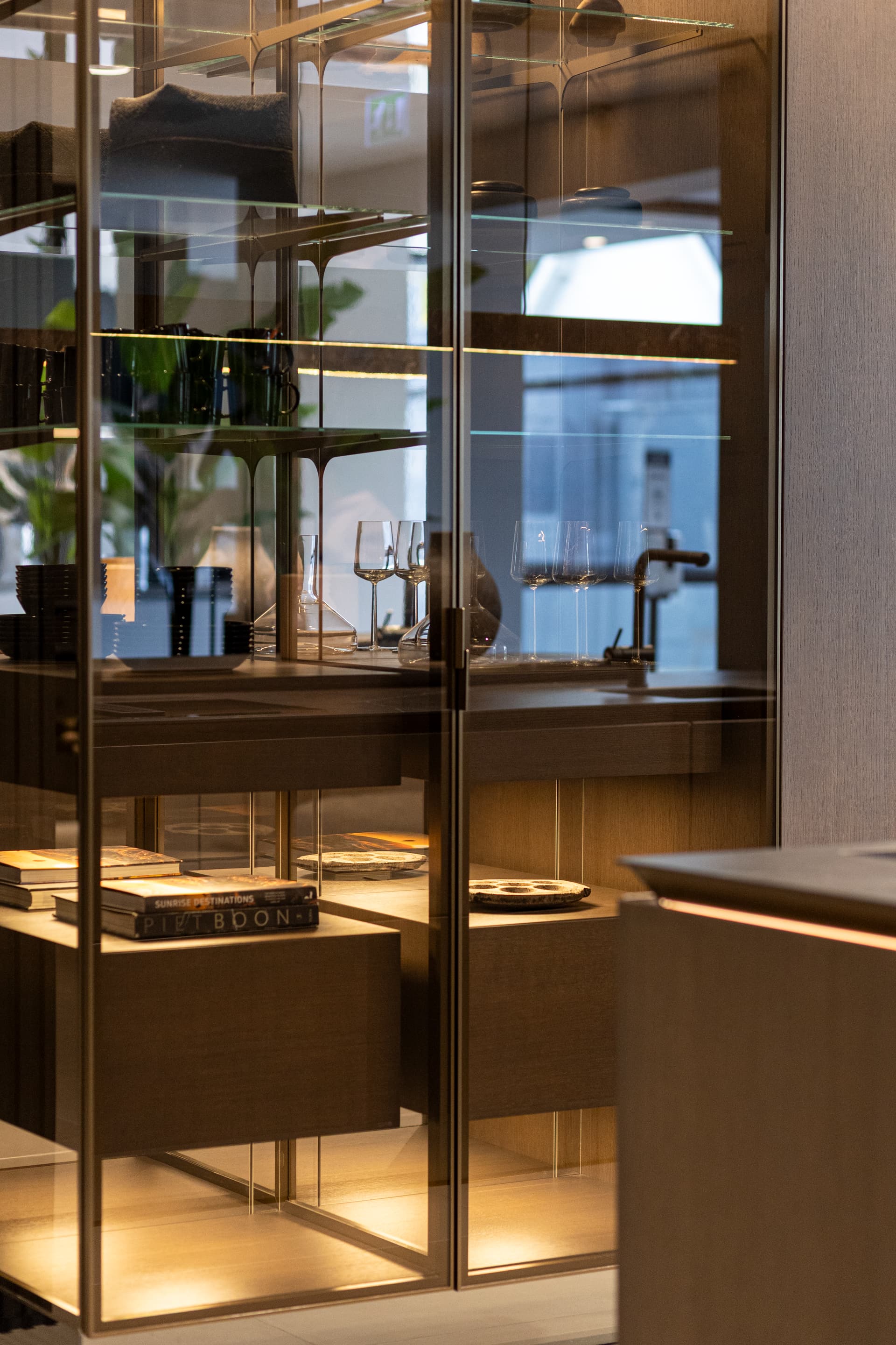 Detailshots MMK-99.png Hoge vitrinekast met getint glas