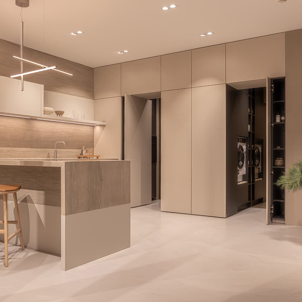Een-keuken-als-totaalconcept.jpg Bijkeuken achter kastenwand